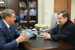 Фото с сайта Минрегиона, Состоялась рабочая встреча Игоря Слюняева и протоиерея Всеволода Чаплина 