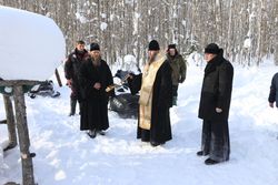 Фото пресс-службы Архангельской и Холмогорской епархии, Митрополит Даниил совершил литию на месте гибели последнего настоятеля Соловецкой обители
