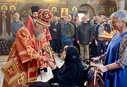 Наместник и игумен Соловецкого монастыря епископ Порфирий поздравил многолетнего руководителя Паломнической обители монахиню Никону (Осипенко) с юбилеем