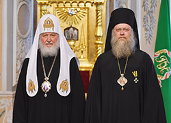 Святейший Патриарх Кирилл вручил церковную награду епископу Порфирию 