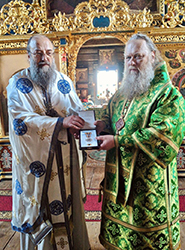 Епископ Порфирий совершил Литургию в соборе города Кеми и вручил церковную награду настоятелю монастырского Подворья 