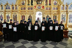Выпускникам курсов базовой богословской подготовки из числа братии Соловецкой обители вручили свидетельства об окончании курсов